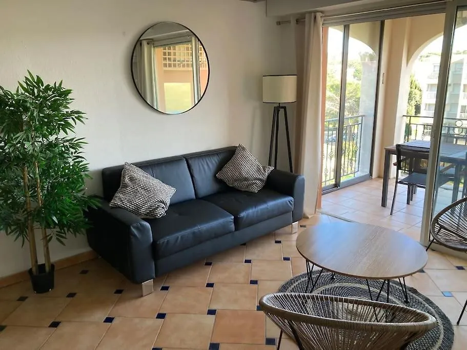 Apartment Port Marine - T3 Calme, Avec Terrasse, Piscine, Pres De La Plage Sainte-Maxime